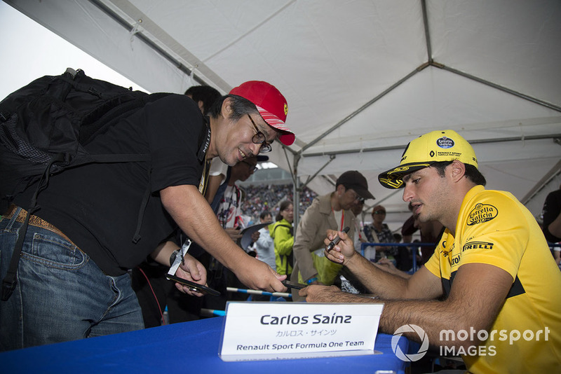 Carlos Sainz Jr., Renault Sport F1 Team firma autógrafos para los aficionados.