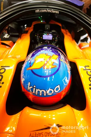 Fernando Alonso, McLaren, dans son cockpit