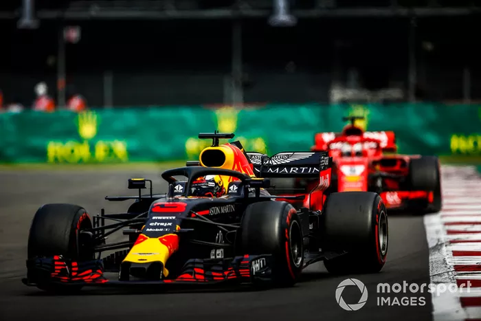 Daniel Ricciardo, Red Bull Racing RB14, Sebastian Vettel, Ferrari SF71H
