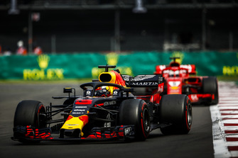 Daniel Ricciardo, Red Bull Racing RB14, leads Sebastian Vettel, Ferrari SF71H