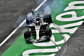 Lewis Hamilton, Mercedes-AMG F1 W09 EQ Power+ viert feest met donuts