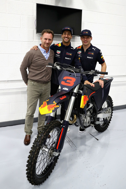 Daniel Ricciardo, Red Bull Racing, Red Bull Racing teambaas Christian Horner em Max Verstappen, Red Bull Racing poseren voor een foto met de KTM-crossmotor