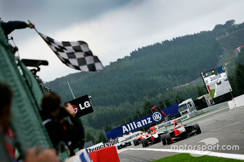 Adrien Tambay, Manor Racing, celebra la victoria mientras toma la bandera a cuadros frente a Alexander Rossi, ART Grand Prix, y Miki Monras, MW Arden