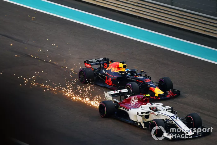 Charles Leclerc, Sauber C37 Y Daniel Ricciardo, Red Bull Racing RB14 battle 
