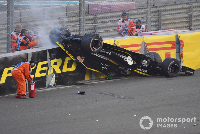Nico Hulkenberg, Renault Sport F1 Team R.S. 18 terguling setelah bersenggolan dengan Romain Grosjean, Haas F1 Team VF-18