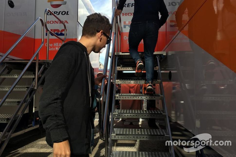 Jorge Lorenzo aan de Repsol Honda truck
