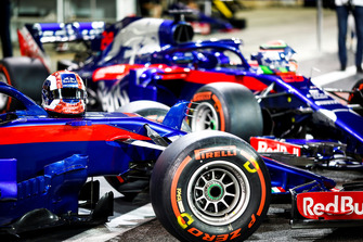 Cars on Pierre Gasly, Scuderia Toro Rosso STR13 and Brendon Hartley, Toro Rosso STR13