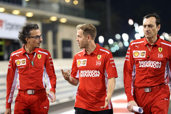Sebastian Vettel, Ferrari parcourt la piste à pied avec Laurent Mekies, Ferrari et Riccardo Adami, ingénieur de course de Ferrari