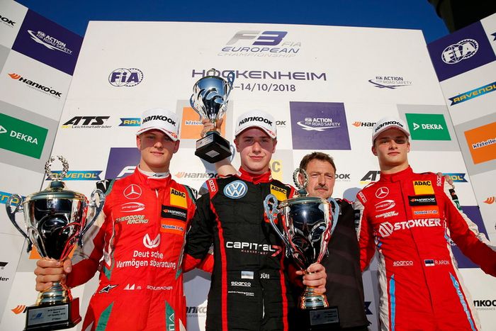 Podio: ganador de la carrera Jüri Vips, Motopark Dallara F317 - Volkswagen, segundo lugar Mick Schumacher, PREMA Theodore Racing Dallara F317 - Mercedes-Benz, tercer lugar Ralf Aron, PREMA Theodore Racing Dallara F317 - Mercedes-Benz