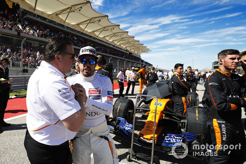 Zak Brown, Director Ejecutivo, McLaren Racing, y Fernando Alonso, McLaren, en la parrilla