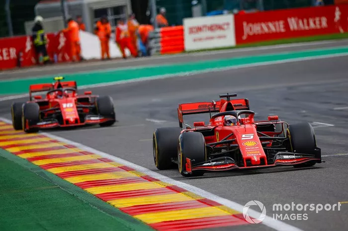 Sebastian Vettel, Ferrari SF90, precede Charles Leclerc, Ferrari SF90