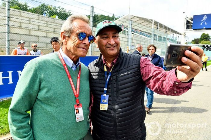 Un aficionado se toma una foto con la leyenda de las carreras belga Jacky Ickx