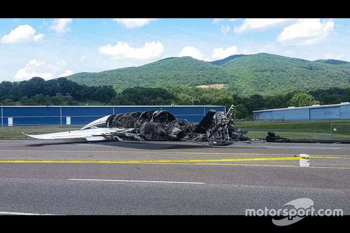 Ausgebranntes Unfallflugzeug von Dale Earnhardt Jr.