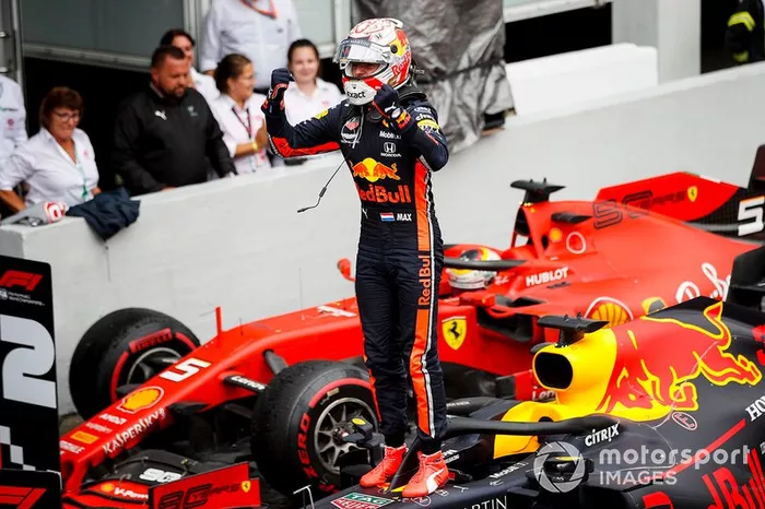 Max Verstappen, ganador de la carrera, celebra el Red Bull Racing en Parc Ferme 