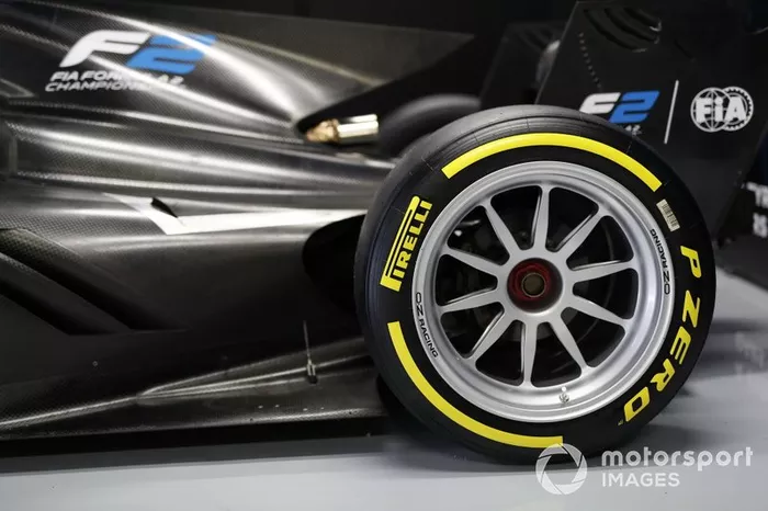 Jean Alesi prueba los nuevos neumáticos Pirelli de 18 pulgadas para las próximas temporada de F2 