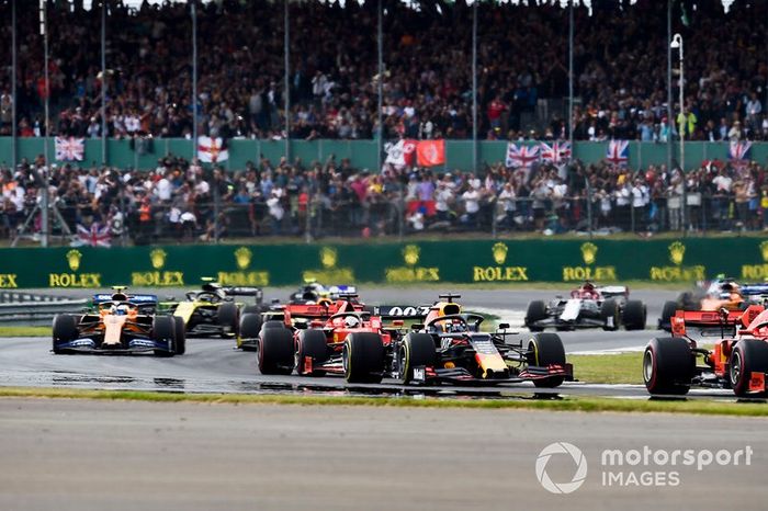Max Verstappen, Red Bull Racing RB15, lidera a Sebastian Vettel, Ferrari SF90, y Lando Norris, McLaren MCL34, en la vuelta de formación.