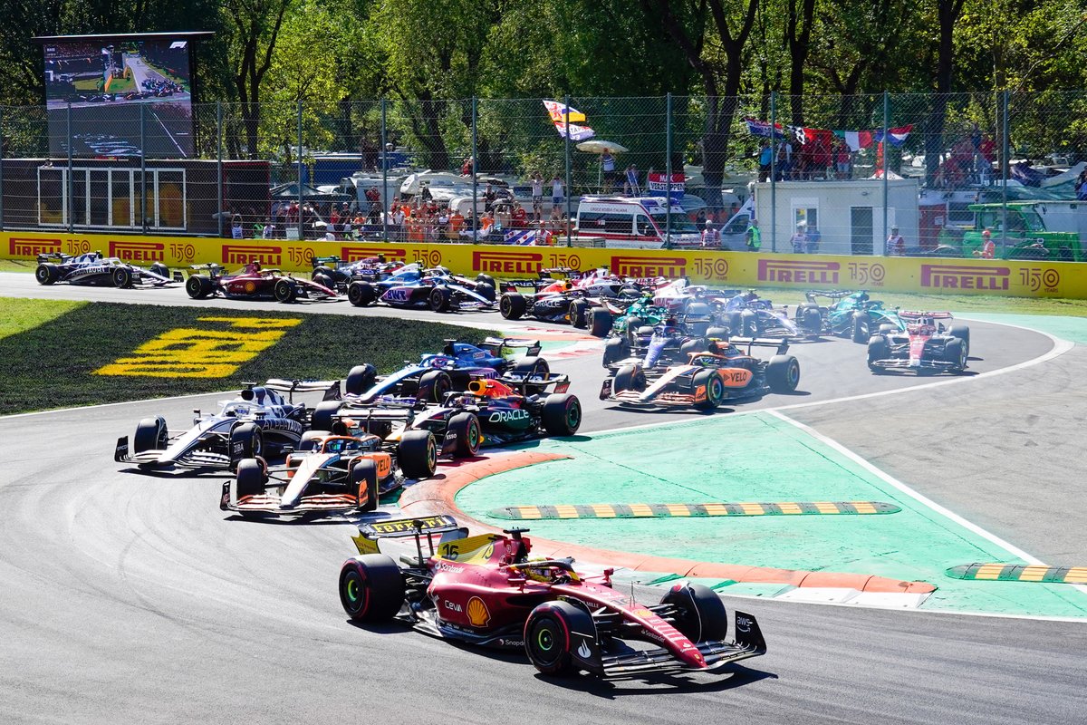 Charles Leclerc, Ferrari F1-75, leads at the start