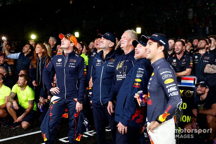Adrian Newey, director técnico de Red Bull Racing, Helmut Marko, asesor de Red Bull Racing, Max Verstappen, Red Bull Racing, Christian Horner, director del equipo, Red Bull Racing, Sergio Pérez, Red Bull Racing, celebrando el bicampeonato de Max