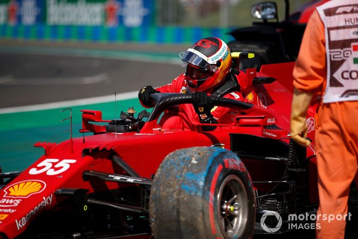 Carlos Sainz Jr., Ferrari SF21, se baja de su coche tras chocar en la clasificación