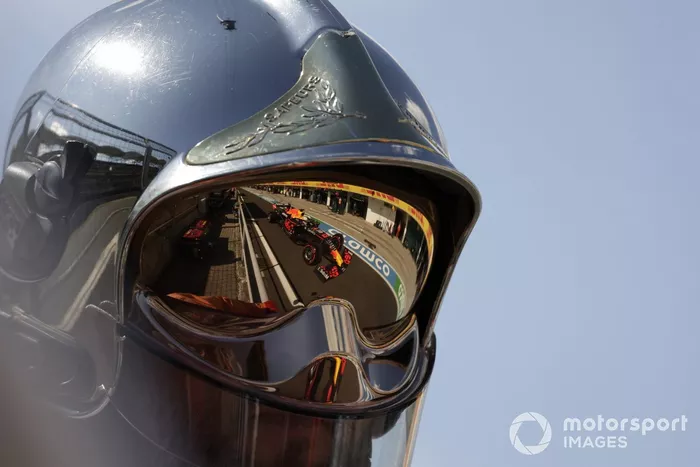 Lewis Hamilton, Mercedes W12, reflejado en un casco de bomberos