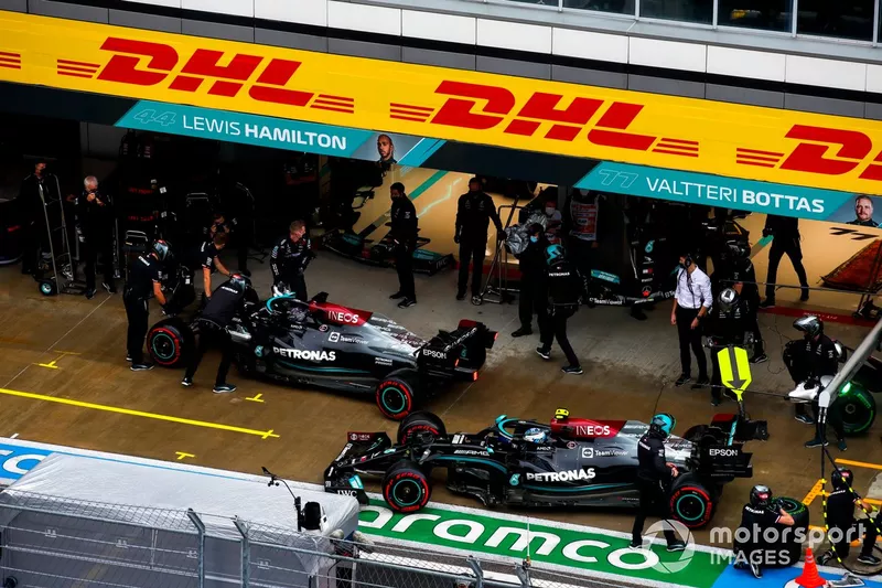 Lewis Hamilton, Mercedes W12, y Valtteri Bottas, Mercedes W12, en el pit lane
