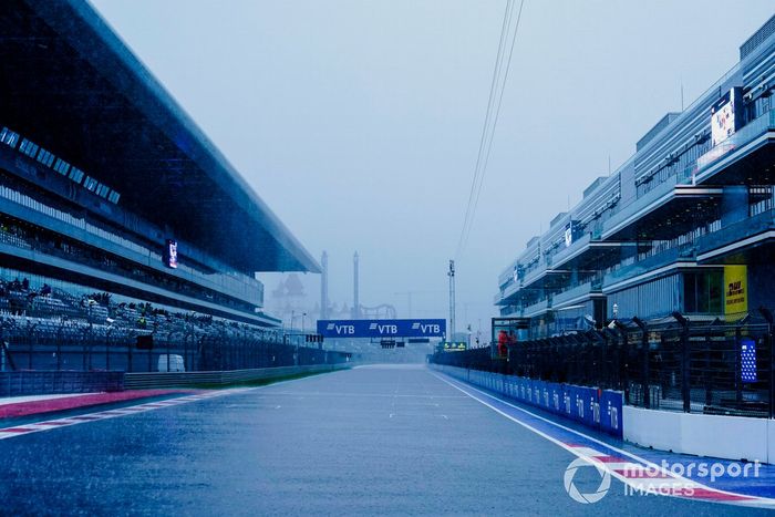 La lluvia cae sobre la pista de Sochi en el GP de Rusia