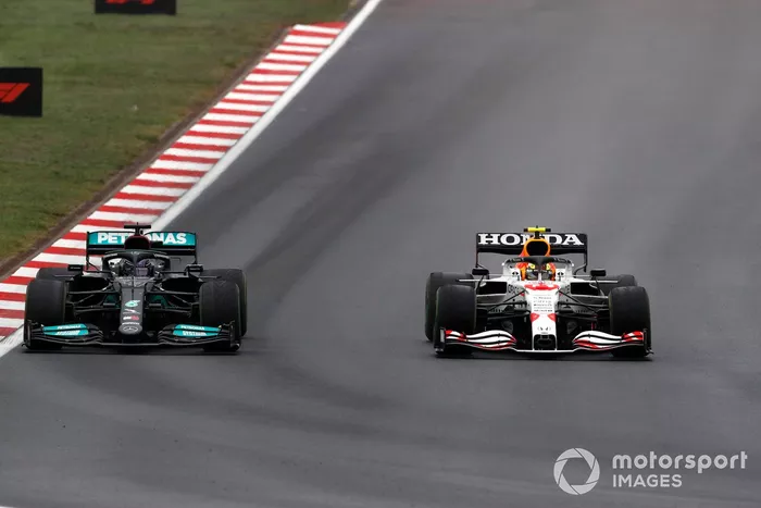 Lewis Hamilton, Mercedes W12, batalla con Sergio Pérez, Red Bull Racing RB16B