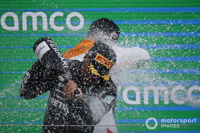 Lewis Hamilton, Mercedes-AMG, 3ª posición, Lando Norris, McLaren, 2ª posición, rocía Champagne en el podio