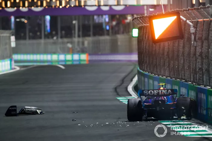 Nicholas Latifi, Williams FW44, se retira tras chocar con el muro