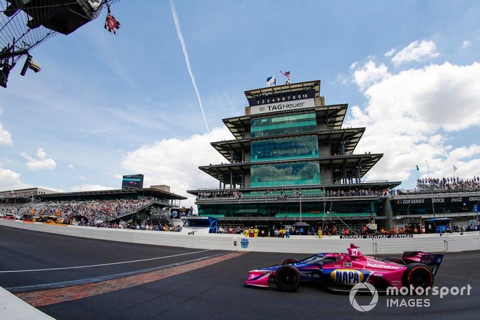 Alexander Rossi, Andretti Autosport Honda, se lleva la bandera a cuadros 
