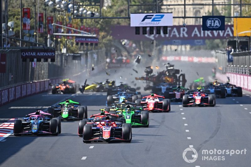 Richard Verschoor Trident, lidera a Andrea Kimi Antonelli, Prema Racing y Victor Martins, ART Grand Prix al inicio de la carrera, mientras se produce un accidente entre Pepe Marti, Campos Racing y Kush Maini, Invicta Racing.