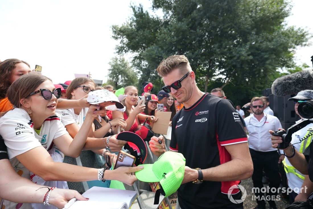 Nico Hulkenberg, Haas F1 Team, firma autógrafos para los aficionados