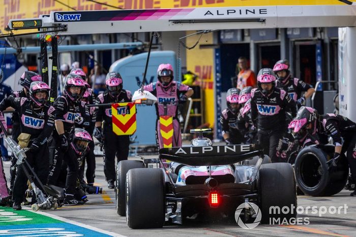 Pierre Gasly, Alpine A524, hace una parada en boxes