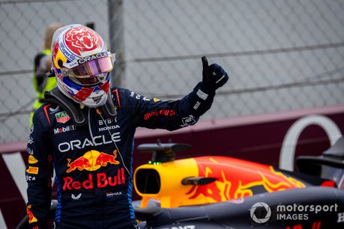 Max Verstappen, da Red Bull Racing, dá um sinal de positivo a alguém em Parc Ferme