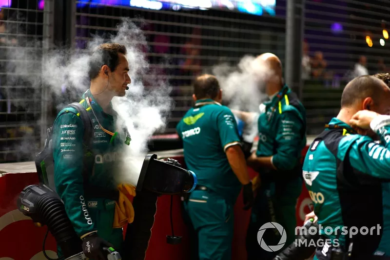 Les membres de l'équipe Aston Martin sur la grille