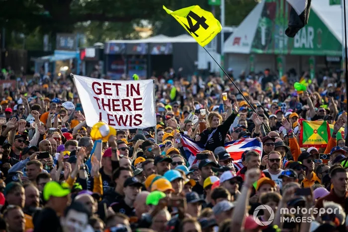 Fans de Lewis Hamilton, del equipo Mercedes-AMG F1, reunidos en el escenario