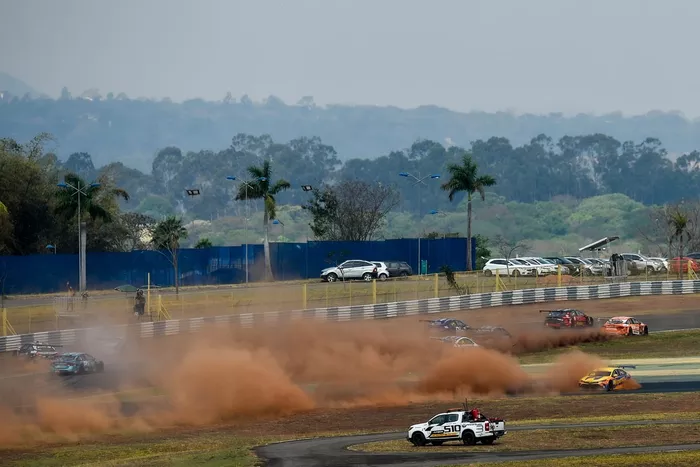 Thiago Camilo sai da pista durante a corrida 2 e levanta poeira