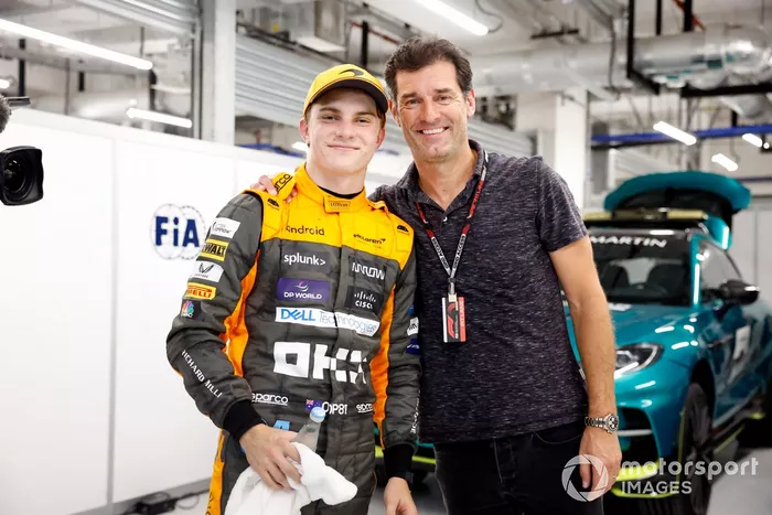 Oscar Piastri, McLaren, 1ª posición, con Mark Webber