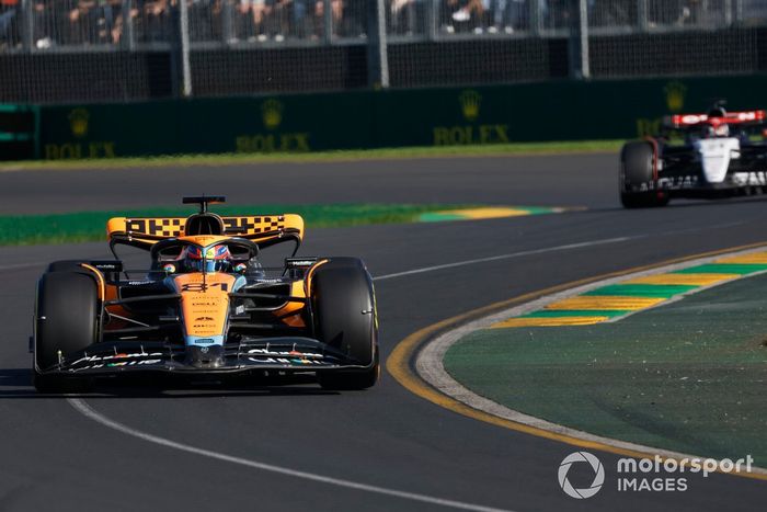 Oscar Piastri, McLaren MCL60, Nyck de Vries, AlphaTauri AT04
