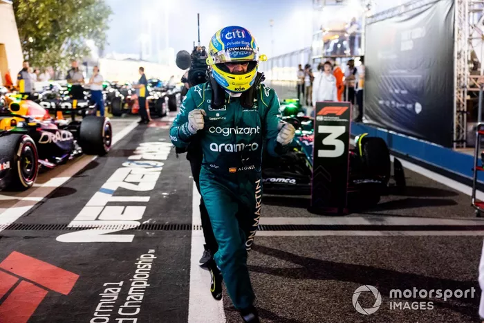 Fernando Alonso, Aston Martin F1 Team, 3ª posición, celebra en Parc Ferme