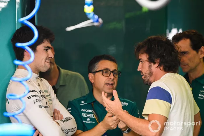 Lance Stroll, Aston Martin, habla con su nuevo compañero de equipo Fernando Alonso, Aston Martin, ante la mirada de Pedro de la Rosa
