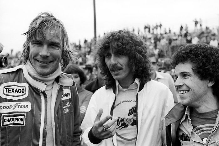 James Hunt, campeão da F1, George Harrison, Beatles, e cantor Leo Sayer