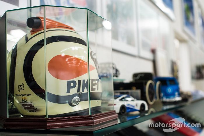 Capacete antigo de Piquet, com a grafia propositalmente errada para que o pai de Nelson não descobrisse sua profissão