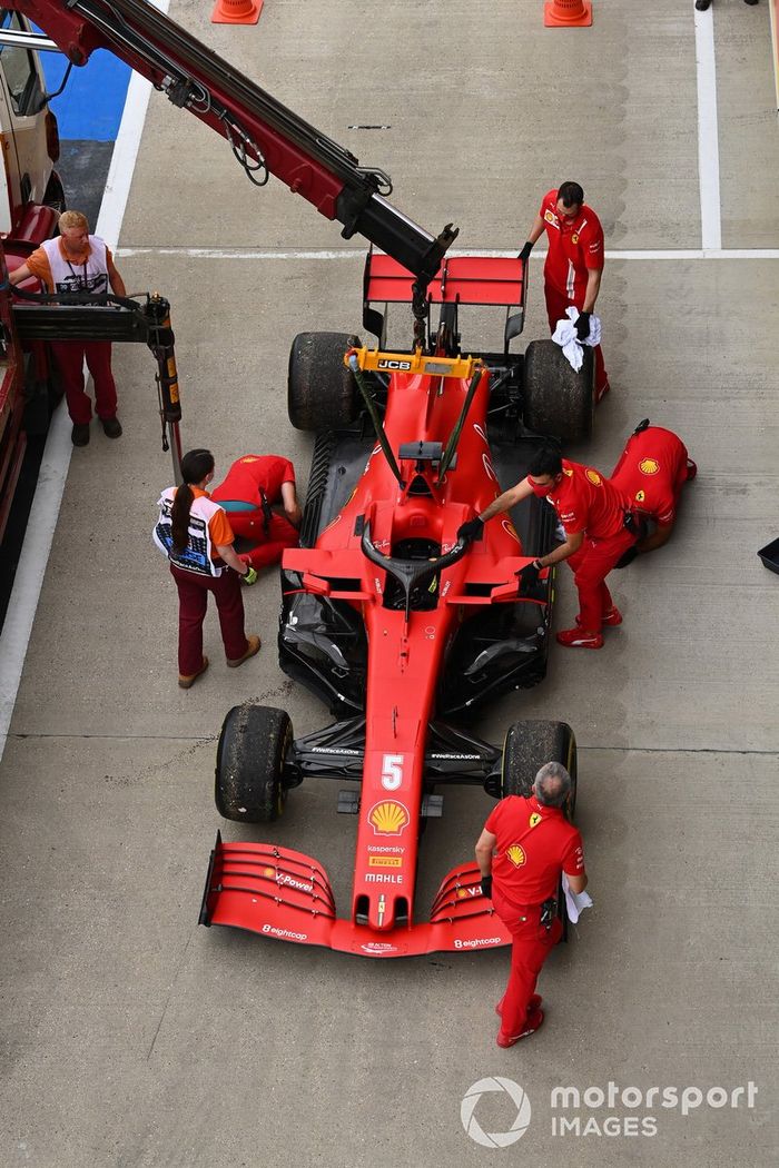 El Ferrari de Sebastian Vettel, sufre una ruptura de motor