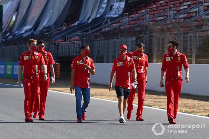 Sebastian Vettel, Ferrari, Marc Gené y otros miembros del equipo