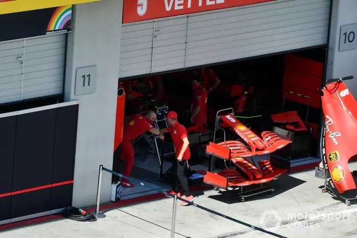 Mick Schumacher, Prema Racing con un mecánico de Ferrari mira el Ferrari SF1000 