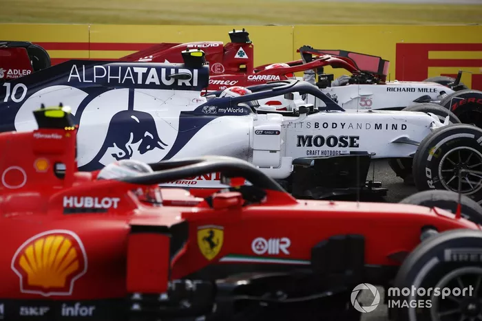 Sebastian Vettel, Ferrari SF1000, Pierre Gasly, AlphaTauri AT01, Charles Leclerc, Ferrari SF1000, en Parc Ferme 