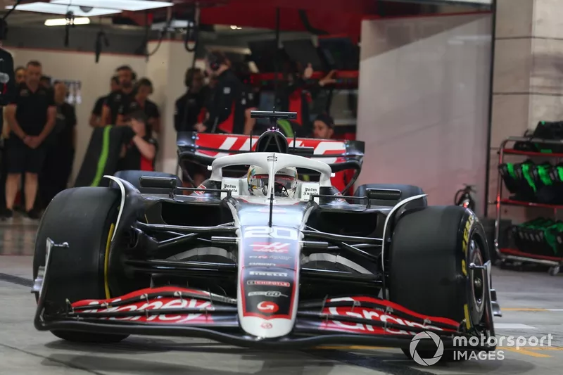 Kevin Magnussen, Haas VF-24, quitte le garage 