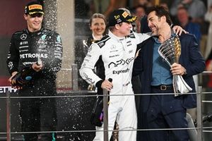 George Russell, a equipa de F1 da Mercedes-AMG, Brad Pitt e Javier Bardem filmam uma cena para o filme de F1 no pódio

