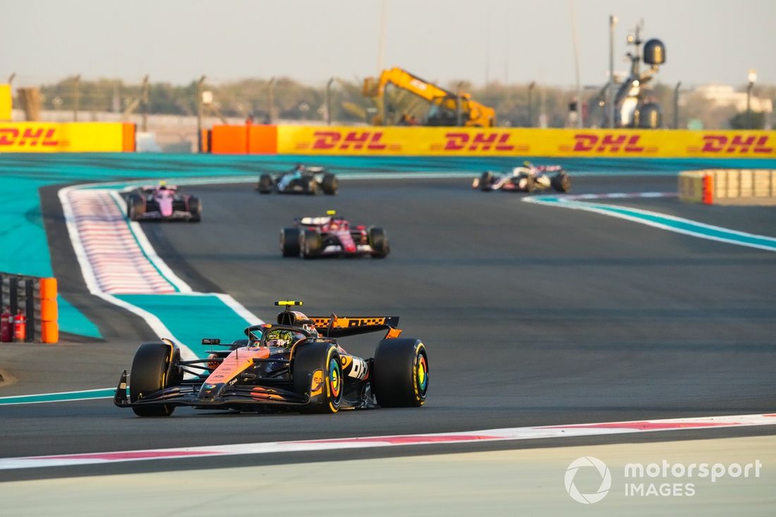 Lando Norris, McLaren MCL38, Carlos Sainz, Ferrari SF-24, Pierre Gasly, Alpine A524